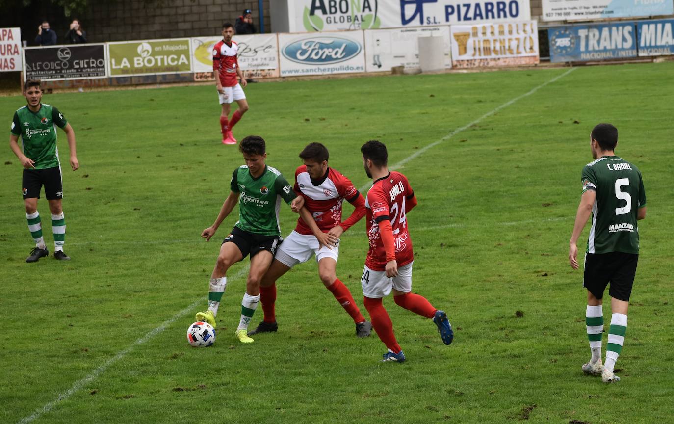 El encuentro entre el Miajadas y el Cacereño se saldó con una repartición de puntos como resultado de un 1-1 en el que los locales plantaron cara a uno de los huesos más duros de la competición. 