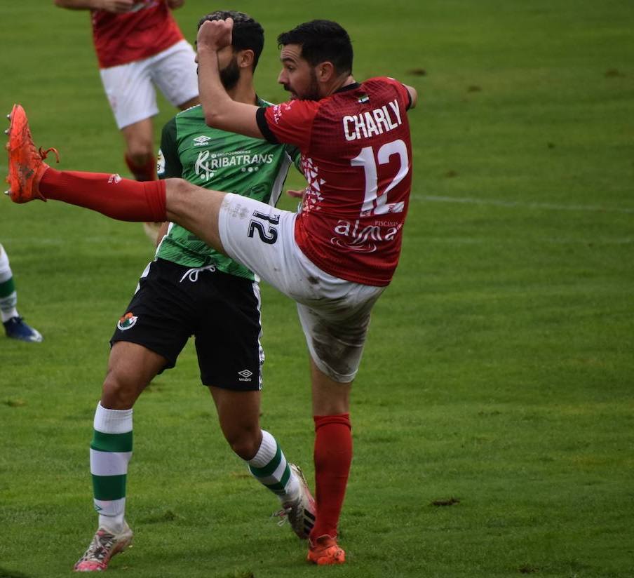 El encuentro entre el Miajadas y el Cacereño se saldó con una repartición de puntos como resultado de un 1-1 en el que los locales plantaron cara a uno de los huesos más duros de la competición. 