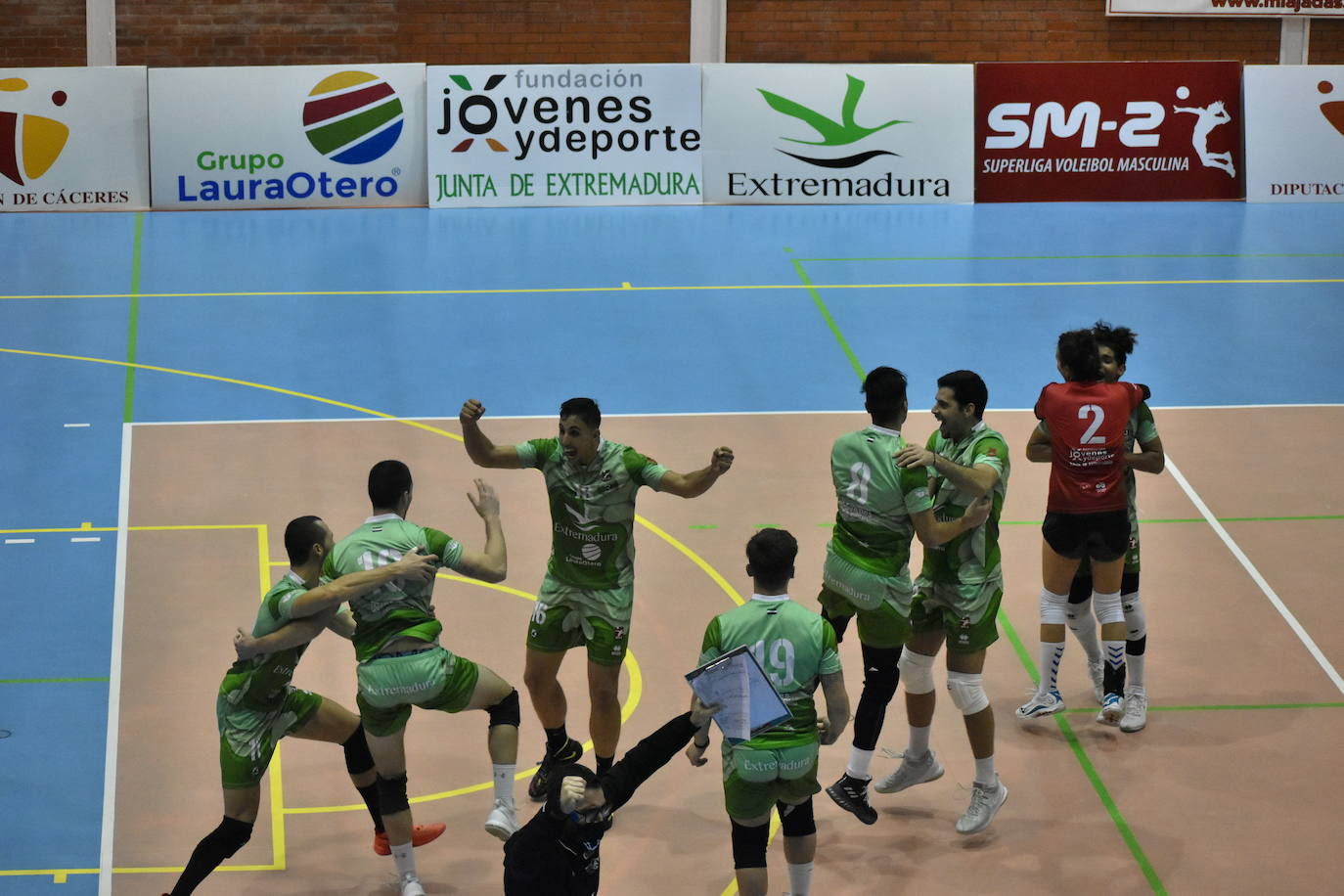 Partidazo el que acogió el Pabellón Municipal de Miajadas entre el Extremadura Grupo Laura Otero y el Voleibol Dumbría, donde los locales se impusieron a los líderes por 3-1, aunque no lo tuvieron nada fácil, porque ninguno estaba dispuesto a 'regalar' un sólo punto. 