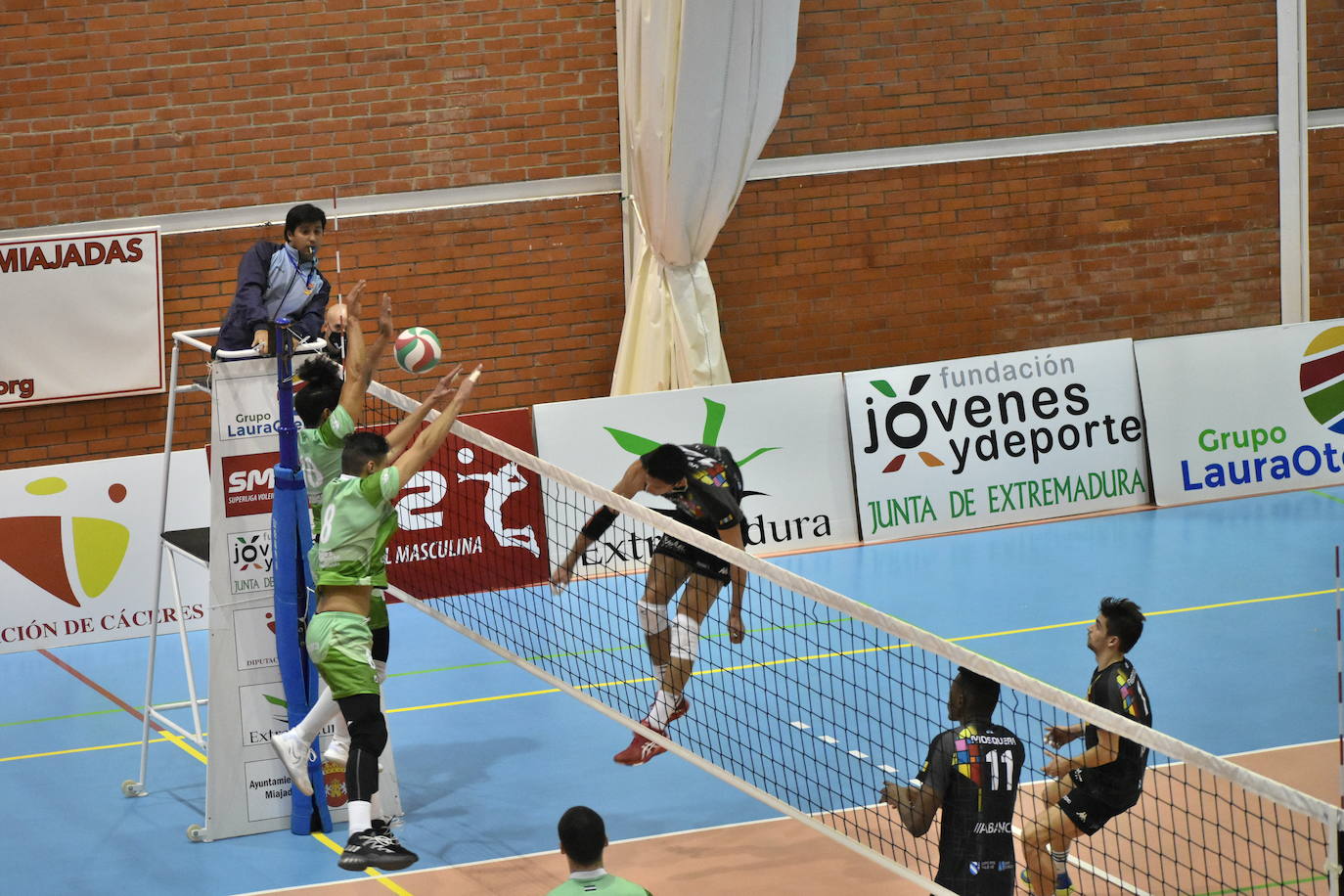 Partidazo el que acogió el Pabellón Municipal de Miajadas entre el Extremadura Grupo Laura Otero y el Voleibol Dumbría, donde los locales se impusieron a los líderes por 3-1, aunque no lo tuvieron nada fácil, porque ninguno estaba dispuesto a 'regalar' un sólo punto. 