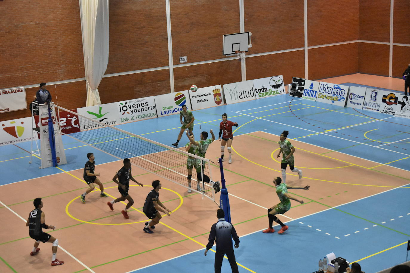 Partidazo el que acogió el Pabellón Municipal de Miajadas entre el Extremadura Grupo Laura Otero y el Voleibol Dumbría, donde los locales se impusieron a los líderes por 3-1, aunque no lo tuvieron nada fácil, porque ninguno estaba dispuesto a 'regalar' un sólo punto. 