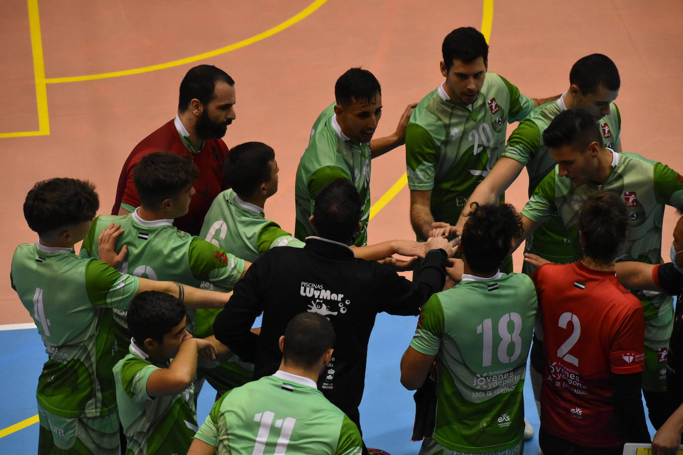 Partidazo el que acogió el Pabellón Municipal de Miajadas entre el Extremadura Grupo Laura Otero y el Voleibol Dumbría, donde los locales se impusieron a los líderes por 3-1, aunque no lo tuvieron nada fácil, porque ninguno estaba dispuesto a 'regalar' un sólo punto. 