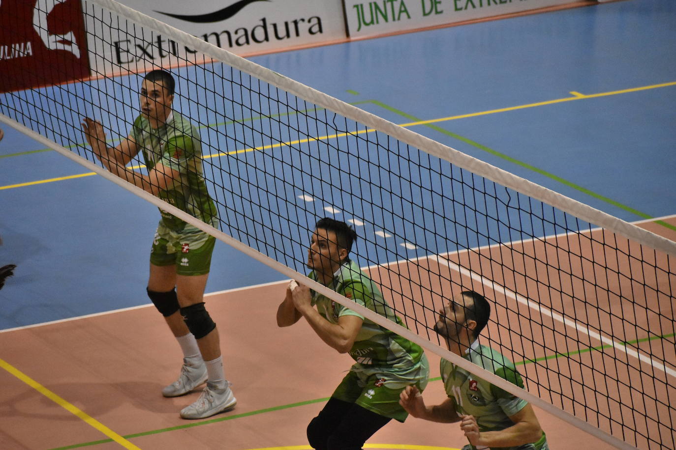 Partidazo el que acogió el Pabellón Municipal de Miajadas entre el Extremadura Grupo Laura Otero y el Voleibol Dumbría, donde los locales se impusieron a los líderes por 3-1, aunque no lo tuvieron nada fácil, porque ninguno estaba dispuesto a 'regalar' un sólo punto. 