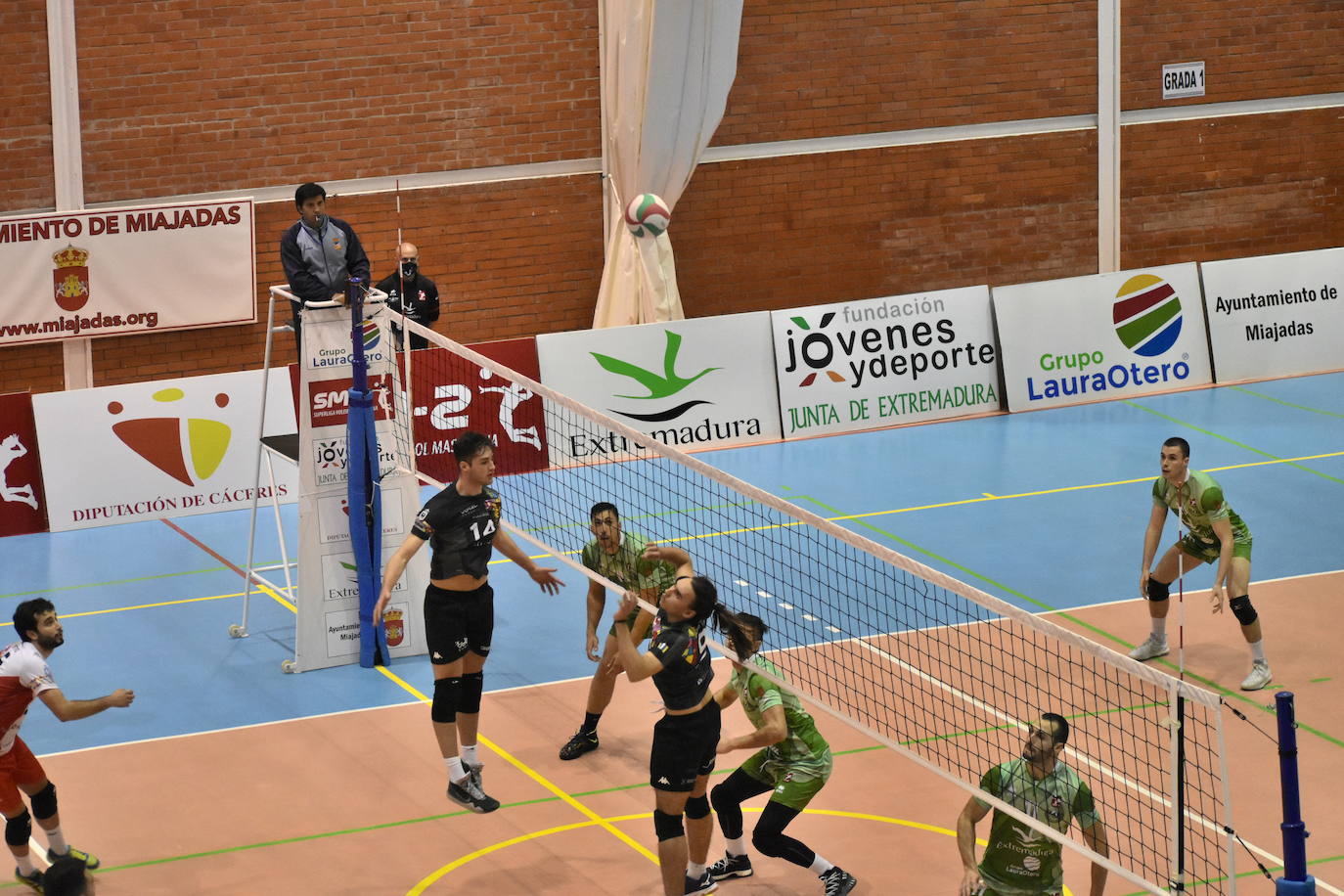 Partidazo el que acogió el Pabellón Municipal de Miajadas entre el Extremadura Grupo Laura Otero y el Voleibol Dumbría, donde los locales se impusieron a los líderes por 3-1, aunque no lo tuvieron nada fácil, porque ninguno estaba dispuesto a 'regalar' un sólo punto. 