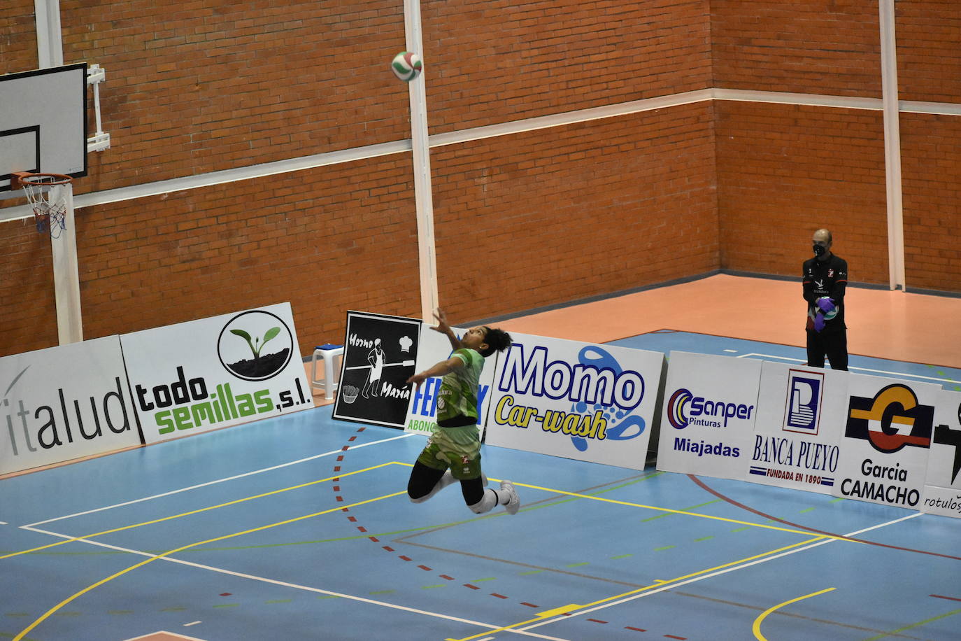 Partidazo el que acogió el Pabellón Municipal de Miajadas entre el Extremadura Grupo Laura Otero y el Voleibol Dumbría, donde los locales se impusieron a los líderes por 3-1, aunque no lo tuvieron nada fácil, porque ninguno estaba dispuesto a 'regalar' un sólo punto. 