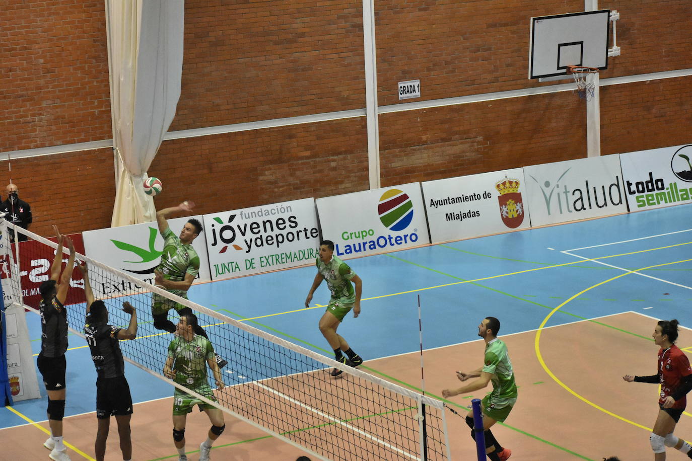 Partidazo el que acogió el Pabellón Municipal de Miajadas entre el Extremadura Grupo Laura Otero y el Voleibol Dumbría, donde los locales se impusieron a los líderes por 3-1, aunque no lo tuvieron nada fácil, porque ninguno estaba dispuesto a 'regalar' un sólo punto. 