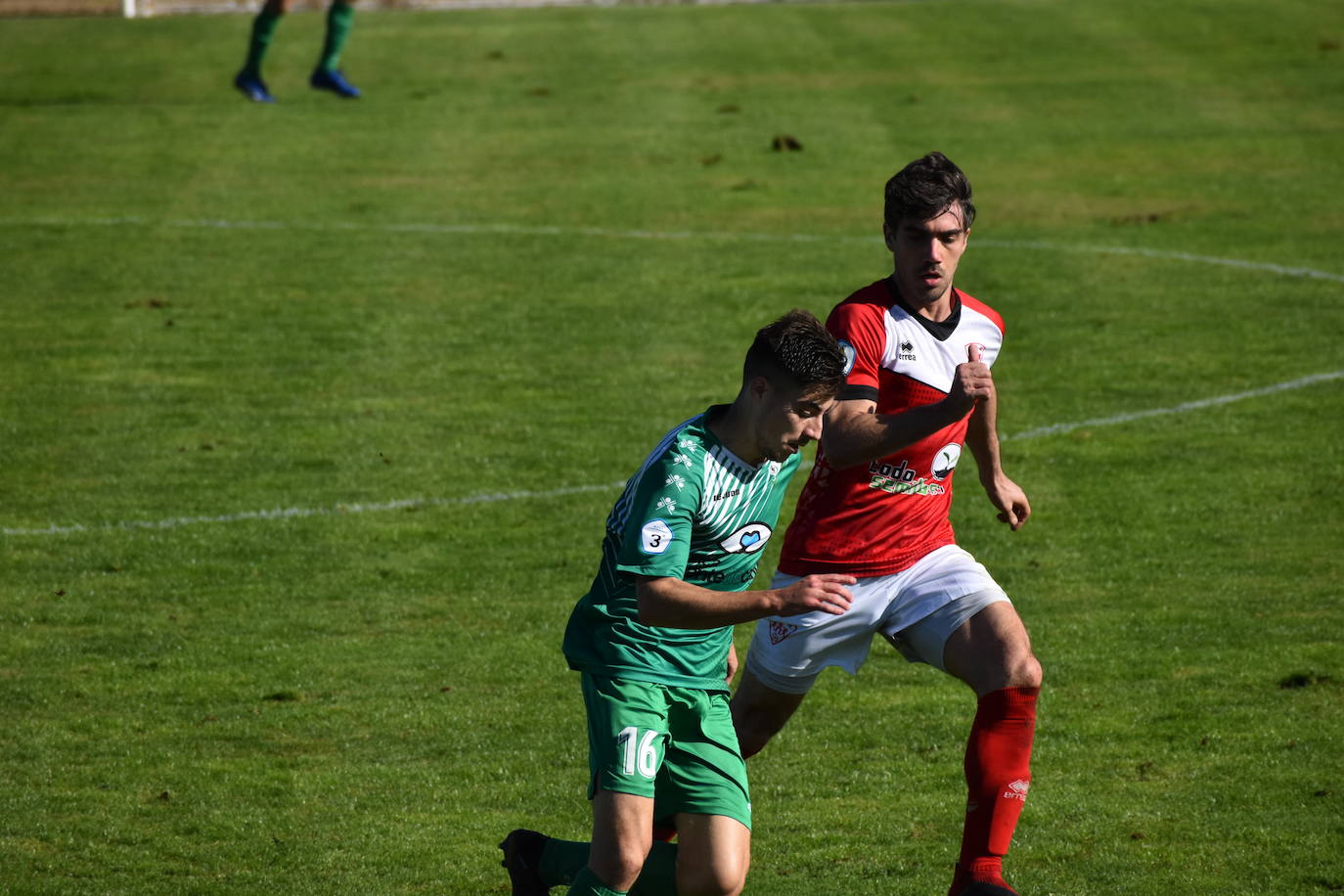 El C.D. Miajadas ha conseguido dar la vuelta al marcador y arrebatarle el partido a la U.D. Fuente de Cantos con un 2-1, que remontó el gol de Lyvann en el primer minuto de partido con un controvertido tanto de Edu Salles y un sentenciador gol de Matheus 