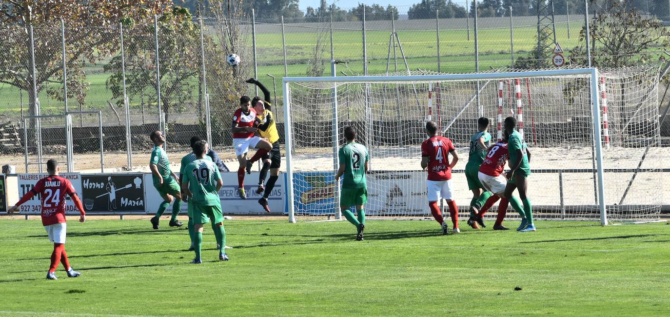 El C.D. Miajadas ha conseguido dar la vuelta al marcador y arrebatarle el partido a la U.D. Fuente de Cantos con un 2-1, que remontó el gol de Lyvann en el primer minuto de partido con un controvertido tanto de Edu Salles y un sentenciador gol de Matheus 