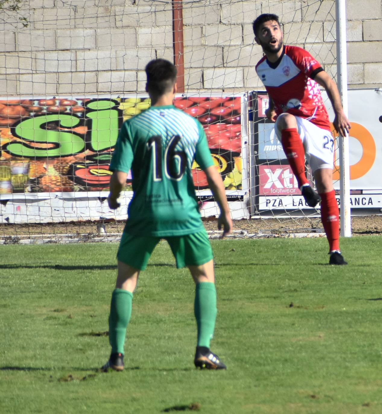 El C.D. Miajadas ha conseguido dar la vuelta al marcador y arrebatarle el partido a la U.D. Fuente de Cantos con un 2-1, que remontó el gol de Lyvann en el primer minuto de partido con un controvertido tanto de Edu Salles y un sentenciador gol de Matheus 