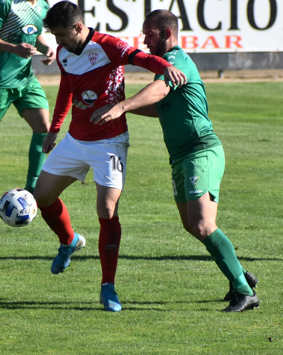 El C.D. Miajadas ha conseguido dar la vuelta al marcador y arrebatarle el partido a la U.D. Fuente de Cantos con un 2-1, que remontó el gol de Lyvann en el primer minuto de partido con un controvertido tanto de Edu Salles y un sentenciador gol de Matheus 