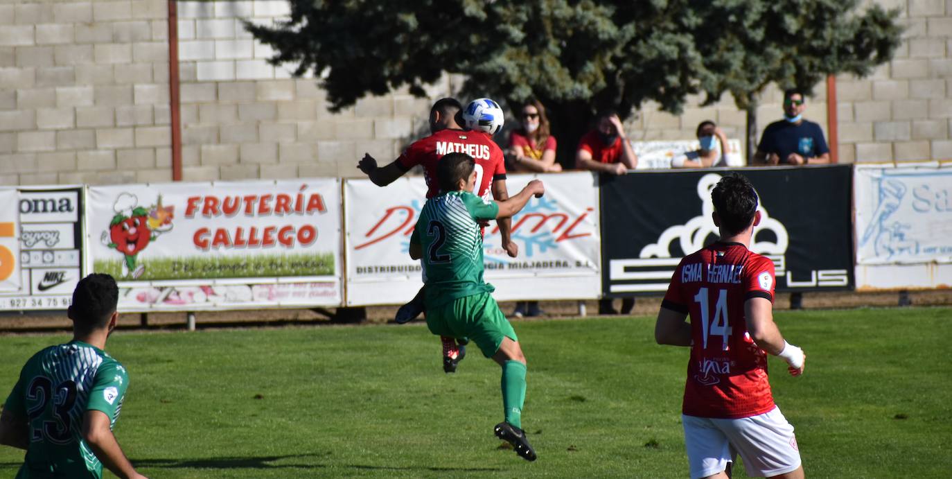 El C.D. Miajadas ha conseguido dar la vuelta al marcador y arrebatarle el partido a la U.D. Fuente de Cantos con un 2-1, que remontó el gol de Lyvann en el primer minuto de partido con un controvertido tanto de Edu Salles y un sentenciador gol de Matheus 