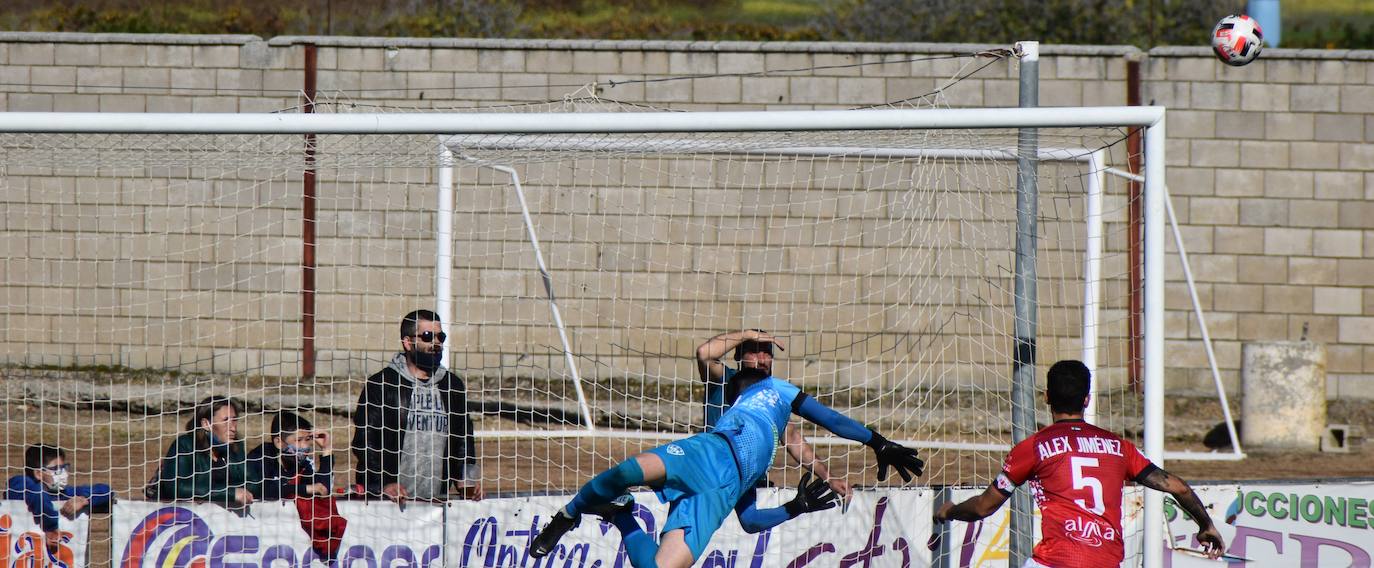 El C.D. Miajadas ha conseguido dar la vuelta al marcador y arrebatarle el partido a la U.D. Fuente de Cantos con un 2-1, que remontó el gol de Lyvann en el primer minuto de partido con un controvertido tanto de Edu Salles y un sentenciador gol de Matheus 