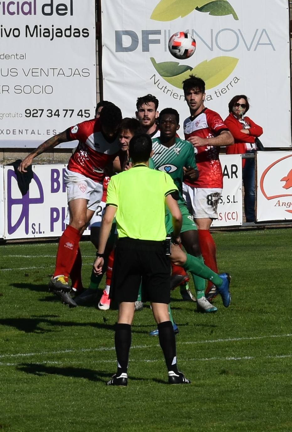 El C.D. Miajadas ha conseguido dar la vuelta al marcador y arrebatarle el partido a la U.D. Fuente de Cantos con un 2-1, que remontó el gol de Lyvann en el primer minuto de partido con un controvertido tanto de Edu Salles y un sentenciador gol de Matheus 