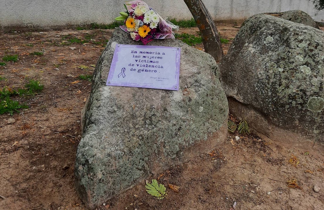 Los días 25 y 26 de noviembre Miajadas, Alonso de Ojeda y Casar de Miajadas han honrado a las víctimas de violencia de género, mostrando su repulsa y rechazo hacia esta situación que ha acabado con la vida de 41 mujeres en España en lo que va de año, 1.074 mujeres asesinadas desde que comenzaron a contabilizarse de forma oficial el 1 de enero de 2003. En un año marcado por la Covid-19, las víctimas de violencia de género han sufrido aún más a manos de sus maltratadores, con quienes han tenido que vivir confinadas. 