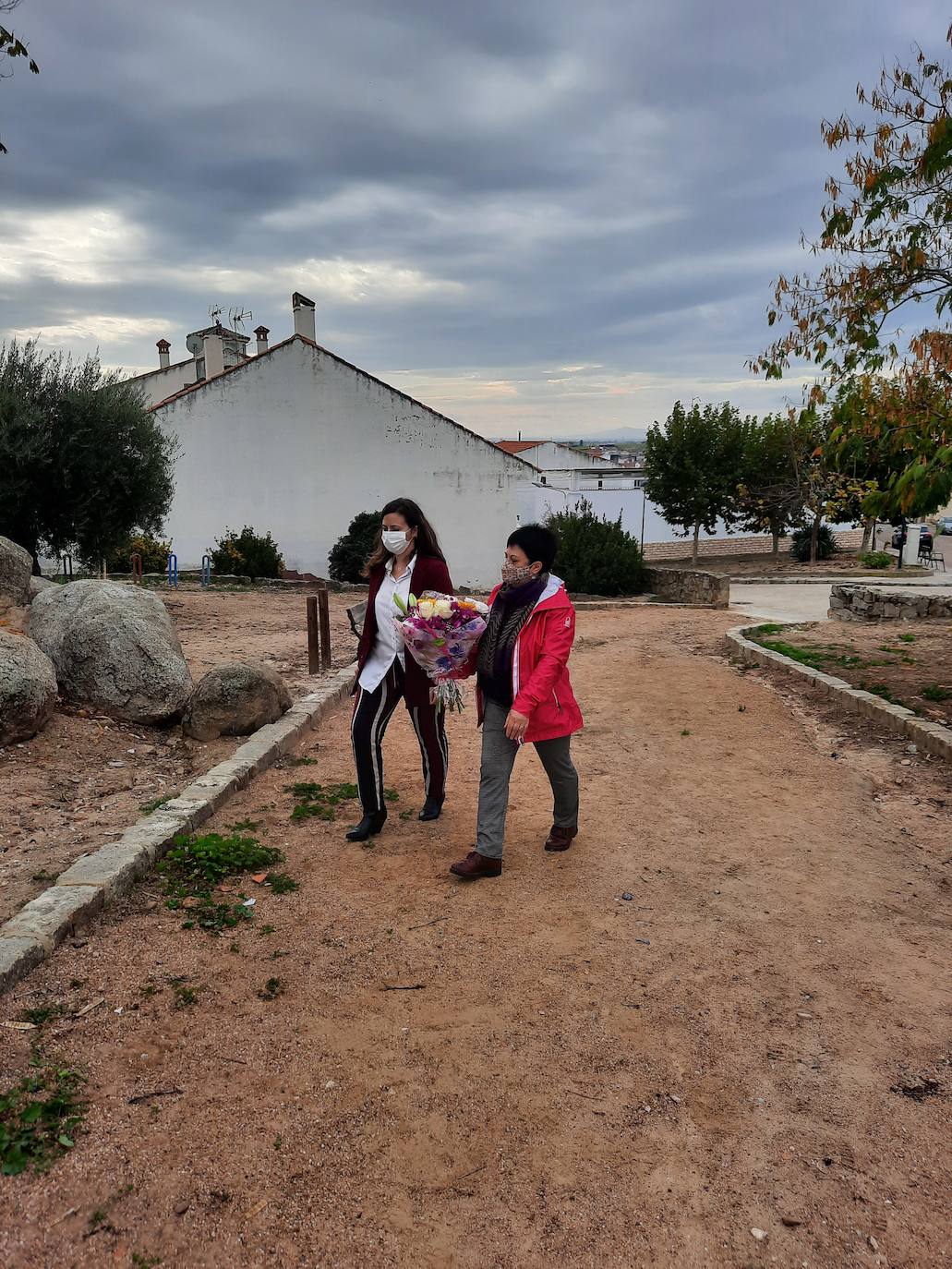 Los días 25 y 26 de noviembre Miajadas, Alonso de Ojeda y Casar de Miajadas han honrado a las víctimas de violencia de género, mostrando su repulsa y rechazo hacia esta situación que ha acabado con la vida de 41 mujeres en España en lo que va de año, 1.074 mujeres asesinadas desde que comenzaron a contabilizarse de forma oficial el 1 de enero de 2003. En un año marcado por la Covid-19, las víctimas de violencia de género han sufrido aún más a manos de sus maltratadores, con quienes han tenido que vivir confinadas. 