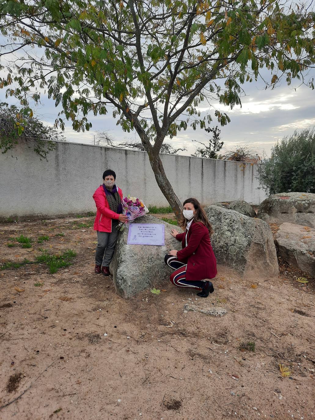 Los días 25 y 26 de noviembre Miajadas, Alonso de Ojeda y Casar de Miajadas han honrado a las víctimas de violencia de género, mostrando su repulsa y rechazo hacia esta situación que ha acabado con la vida de 41 mujeres en España en lo que va de año, 1.074 mujeres asesinadas desde que comenzaron a contabilizarse de forma oficial el 1 de enero de 2003. En un año marcado por la Covid-19, las víctimas de violencia de género han sufrido aún más a manos de sus maltratadores, con quienes han tenido que vivir confinadas. 