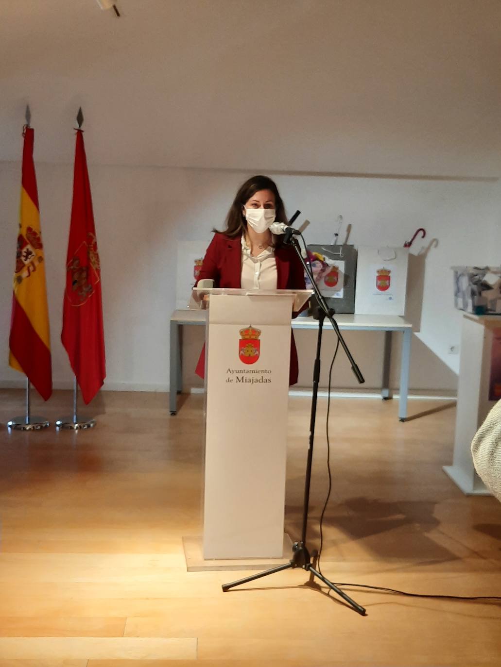 Los días 25 y 26 de noviembre Miajadas, Alonso de Ojeda y Casar de Miajadas han honrado a las víctimas de violencia de género, mostrando su repulsa y rechazo hacia esta situación que ha acabado con la vida de 41 mujeres en España en lo que va de año, 1.074 mujeres asesinadas desde que comenzaron a contabilizarse de forma oficial el 1 de enero de 2003. En un año marcado por la Covid-19, las víctimas de violencia de género han sufrido aún más a manos de sus maltratadores, con quienes han tenido que vivir confinadas. 