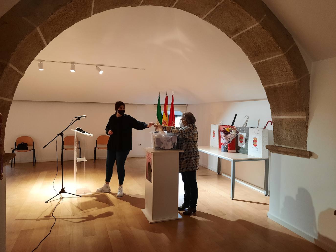 Los días 25 y 26 de noviembre Miajadas, Alonso de Ojeda y Casar de Miajadas han honrado a las víctimas de violencia de género, mostrando su repulsa y rechazo hacia esta situación que ha acabado con la vida de 41 mujeres en España en lo que va de año, 1.074 mujeres asesinadas desde que comenzaron a contabilizarse de forma oficial el 1 de enero de 2003. En un año marcado por la Covid-19, las víctimas de violencia de género han sufrido aún más a manos de sus maltratadores, con quienes han tenido que vivir confinadas. 