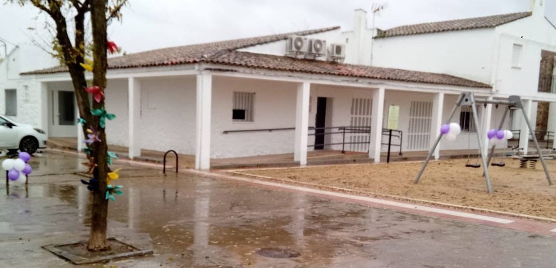 Los días 25 y 26 de noviembre Miajadas, Alonso de Ojeda y Casar de Miajadas han honrado a las víctimas de violencia de género, mostrando su repulsa y rechazo hacia esta situación que ha acabado con la vida de 41 mujeres en España en lo que va de año, 1.074 mujeres asesinadas desde que comenzaron a contabilizarse de forma oficial el 1 de enero de 2003. En un año marcado por la Covid-19, las víctimas de violencia de género han sufrido aún más a manos de sus maltratadores, con quienes han tenido que vivir confinadas. 