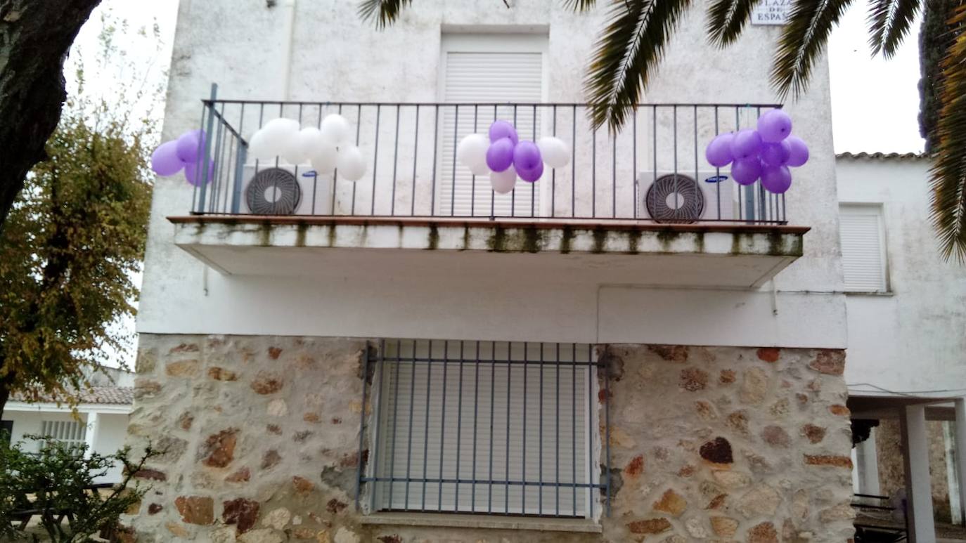 Los días 25 y 26 de noviembre Miajadas, Alonso de Ojeda y Casar de Miajadas han honrado a las víctimas de violencia de género, mostrando su repulsa y rechazo hacia esta situación que ha acabado con la vida de 41 mujeres en España en lo que va de año, 1.074 mujeres asesinadas desde que comenzaron a contabilizarse de forma oficial el 1 de enero de 2003. En un año marcado por la Covid-19, las víctimas de violencia de género han sufrido aún más a manos de sus maltratadores, con quienes han tenido que vivir confinadas. 