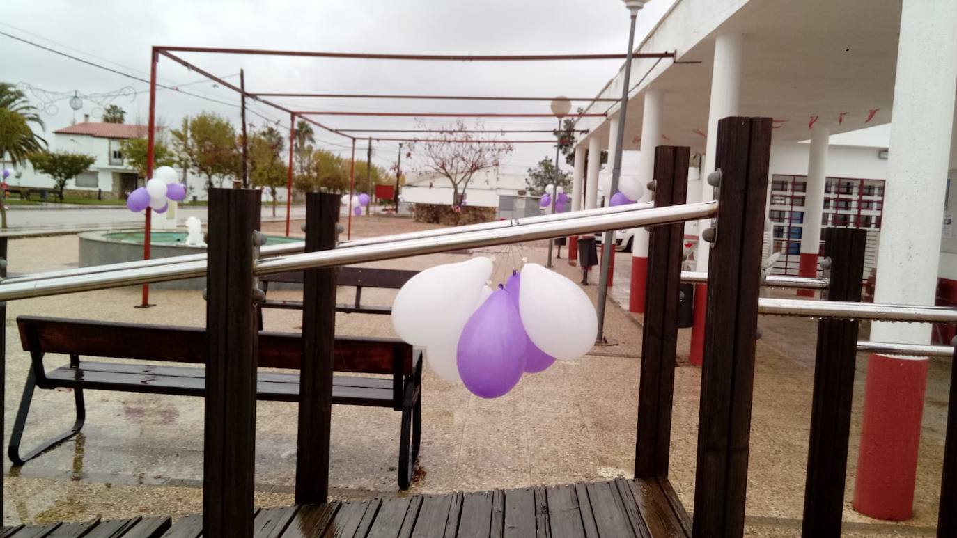 Los días 25 y 26 de noviembre Miajadas, Alonso de Ojeda y Casar de Miajadas han honrado a las víctimas de violencia de género, mostrando su repulsa y rechazo hacia esta situación que ha acabado con la vida de 41 mujeres en España en lo que va de año, 1.074 mujeres asesinadas desde que comenzaron a contabilizarse de forma oficial el 1 de enero de 2003. En un año marcado por la Covid-19, las víctimas de violencia de género han sufrido aún más a manos de sus maltratadores, con quienes han tenido que vivir confinadas. 