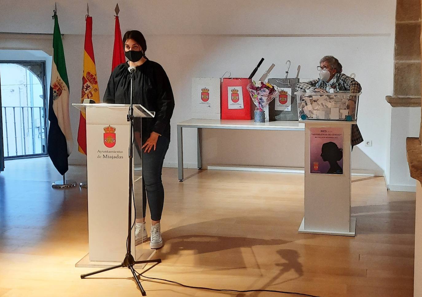 Lidia Masa (izq), dinamizadora comercial Ayto. Miajadas, y Mª Corona Fernández (dcha), vicepresidenta de Acomic 