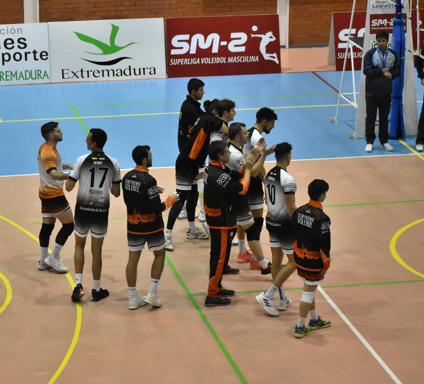 El Extremadura Grupo Laura Otero, que hasta ayer era líder invicto de su grupo de Superliga Masculina 2 de voleibol, perdió ambos honores ante el CD Badajoz Extremadura, que venció a los miajadeños 0-3. Su entrenador 'Friser' asegura que, aunque están tristes con la derrota, también tienen ilusión con los dos partidos que les quedan y que les permitan poder lograr el objetivo de clasificarse para la Copa Príncipe, puesto que el equipo ha trabajado muy duro durante toda la temporada y va a luchar. 