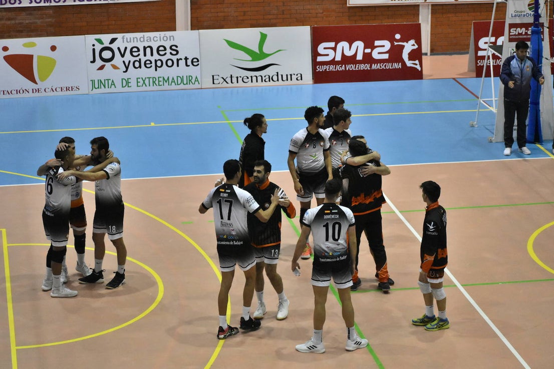 El Extremadura Grupo Laura Otero, que hasta ayer era líder invicto de su grupo de Superliga Masculina 2 de voleibol, perdió ambos honores ante el CD Badajoz Extremadura, que venció a los miajadeños 0-3. Su entrenador 'Friser' asegura que, aunque están tristes con la derrota, también tienen ilusión con los dos partidos que les quedan y que les permitan poder lograr el objetivo de clasificarse para la Copa Príncipe, puesto que el equipo ha trabajado muy duro durante toda la temporada y va a luchar. 