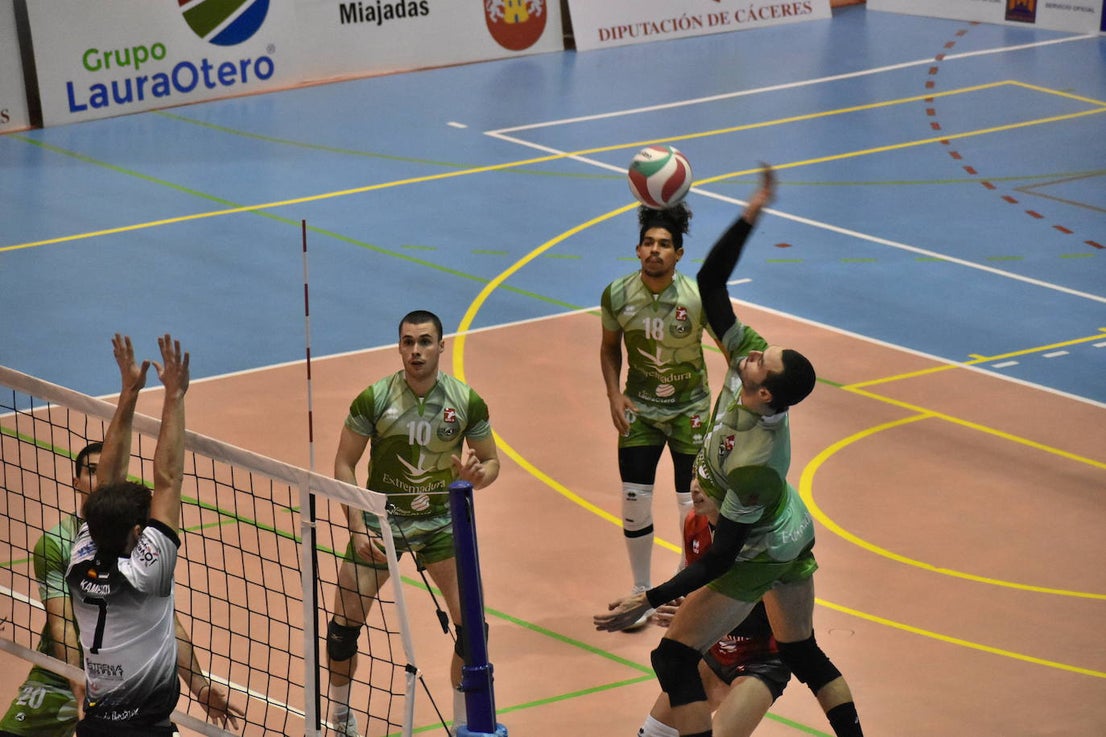 El Extremadura Grupo Laura Otero, que hasta ayer era líder invicto de su grupo de Superliga Masculina 2 de voleibol, perdió ambos honores ante el CD Badajoz Extremadura, que venció a los miajadeños 0-3. Su entrenador 'Friser' asegura que, aunque están tristes con la derrota, también tienen ilusión con los dos partidos que les quedan y que les permitan poder lograr el objetivo de clasificarse para la Copa Príncipe, puesto que el equipo ha trabajado muy duro durante toda la temporada y va a luchar. 