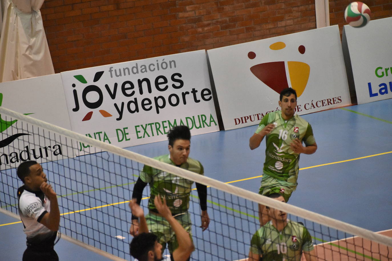 El Extremadura Grupo Laura Otero, que hasta ayer era líder invicto de su grupo de Superliga Masculina 2 de voleibol, perdió ambos honores ante el CD Badajoz Extremadura, que venció a los miajadeños 0-3. Su entrenador 'Friser' asegura que, aunque están tristes con la derrota, también tienen ilusión con los dos partidos que les quedan y que les permitan poder lograr el objetivo de clasificarse para la Copa Príncipe, puesto que el equipo ha trabajado muy duro durante toda la temporada y va a luchar. 