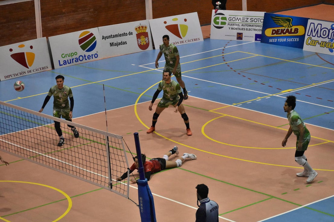 El Extremadura Grupo Laura Otero, que hasta ayer era líder invicto de su grupo de Superliga Masculina 2 de voleibol, perdió ambos honores ante el CD Badajoz Extremadura, que venció a los miajadeños 0-3. Su entrenador 'Friser' asegura que, aunque están tristes con la derrota, también tienen ilusión con los dos partidos que les quedan y que les permitan poder lograr el objetivo de clasificarse para la Copa Príncipe, puesto que el equipo ha trabajado muy duro durante toda la temporada y va a luchar. 