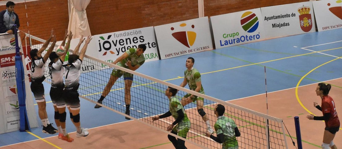 El Extremadura Grupo Laura Otero, que hasta ayer era líder invicto de su grupo de Superliga Masculina 2 de voleibol, perdió ambos honores ante el CD Badajoz Extremadura, que venció a los miajadeños 0-3. Su entrenador 'Friser' asegura que, aunque están tristes con la derrota, también tienen ilusión con los dos partidos que les quedan y que les permitan poder lograr el objetivo de clasificarse para la Copa Príncipe, puesto que el equipo ha trabajado muy duro durante toda la temporada y va a luchar. 