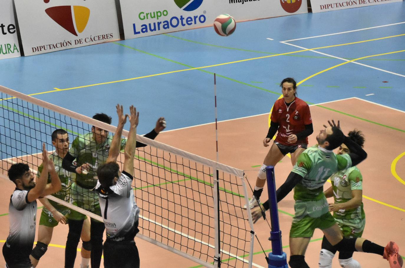 El Extremadura Grupo Laura Otero, que hasta ayer era líder invicto de su grupo de Superliga Masculina 2 de voleibol, perdió ambos honores ante el CD Badajoz Extremadura, que venció a los miajadeños 0-3. Su entrenador 'Friser' asegura que, aunque están tristes con la derrota, también tienen ilusión con los dos partidos que les quedan y que les permitan poder lograr el objetivo de clasificarse para la Copa Príncipe, puesto que el equipo ha trabajado muy duro durante toda la temporada y va a luchar. 
