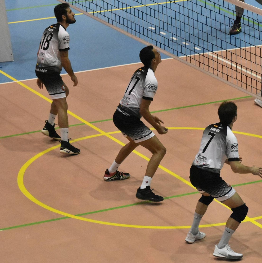 El Extremadura Grupo Laura Otero, que hasta ayer era líder invicto de su grupo de Superliga Masculina 2 de voleibol, perdió ambos honores ante el CD Badajoz Extremadura, que venció a los miajadeños 0-3. Su entrenador 'Friser' asegura que, aunque están tristes con la derrota, también tienen ilusión con los dos partidos que les quedan y que les permitan poder lograr el objetivo de clasificarse para la Copa Príncipe, puesto que el equipo ha trabajado muy duro durante toda la temporada y va a luchar. 