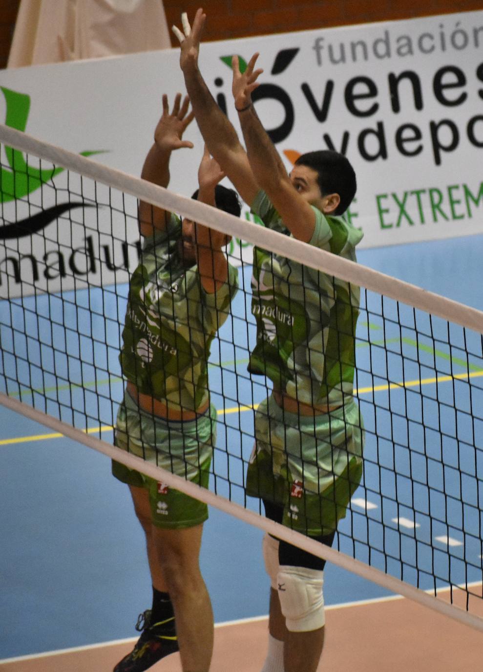 El Extremadura Grupo Laura Otero, que hasta ayer era líder invicto de su grupo de Superliga Masculina 2 de voleibol, perdió ambos honores ante el CD Badajoz Extremadura, que venció a los miajadeños 0-3. Su entrenador 'Friser' asegura que, aunque están tristes con la derrota, también tienen ilusión con los dos partidos que les quedan y que les permitan poder lograr el objetivo de clasificarse para la Copa Príncipe, puesto que el equipo ha trabajado muy duro durante toda la temporada y va a luchar. 