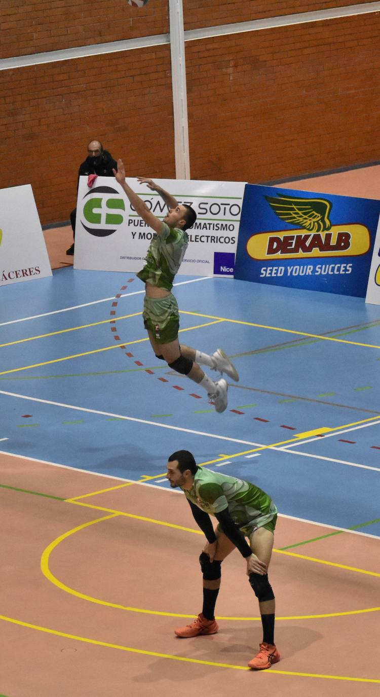 El Extremadura Grupo Laura Otero, que hasta ayer era líder invicto de su grupo de Superliga Masculina 2 de voleibol, perdió ambos honores ante el CD Badajoz Extremadura, que venció a los miajadeños 0-3. Su entrenador 'Friser' asegura que, aunque están tristes con la derrota, también tienen ilusión con los dos partidos que les quedan y que les permitan poder lograr el objetivo de clasificarse para la Copa Príncipe, puesto que el equipo ha trabajado muy duro durante toda la temporada y va a luchar. 