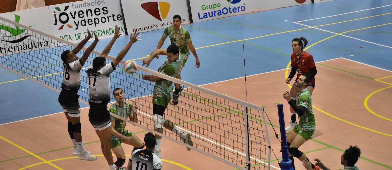 El Extremadura Grupo Laura Otero, que hasta ayer era líder invicto de su grupo de Superliga Masculina 2 de voleibol, perdió ambos honores ante el CD Badajoz Extremadura, que venció a los miajadeños 0-3. Su entrenador 'Friser' asegura que, aunque están tristes con la derrota, también tienen ilusión con los dos partidos que les quedan y que les permitan poder lograr el objetivo de clasificarse para la Copa Príncipe, puesto que el equipo ha trabajado muy duro durante toda la temporada y va a luchar. 