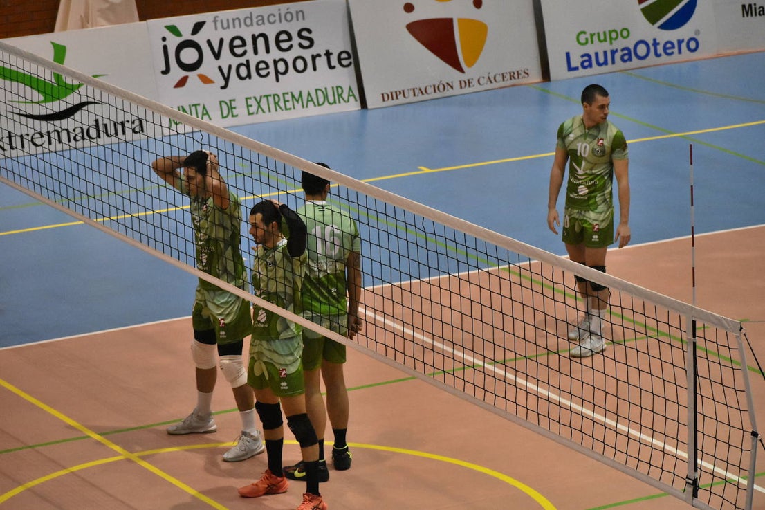 El Extremadura Grupo Laura Otero, que hasta ayer era líder invicto de su grupo de Superliga Masculina 2 de voleibol, perdió ambos honores ante el CD Badajoz Extremadura, que venció a los miajadeños 0-3. Su entrenador 'Friser' asegura que, aunque están tristes con la derrota, también tienen ilusión con los dos partidos que les quedan y que les permitan poder lograr el objetivo de clasificarse para la Copa Príncipe, puesto que el equipo ha trabajado muy duro durante toda la temporada y va a luchar. 