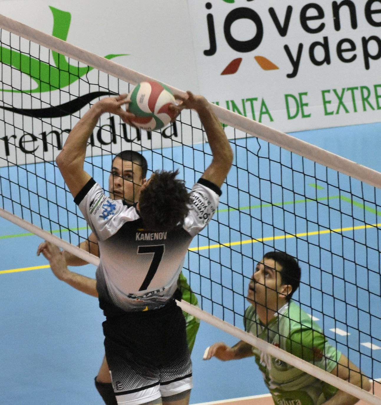 El Extremadura Grupo Laura Otero, que hasta ayer era líder invicto de su grupo de Superliga Masculina 2 de voleibol, perdió ambos honores ante el CD Badajoz Extremadura, que venció a los miajadeños 0-3. Su entrenador 'Friser' asegura que, aunque están tristes con la derrota, también tienen ilusión con los dos partidos que les quedan y que les permitan poder lograr el objetivo de clasificarse para la Copa Príncipe, puesto que el equipo ha trabajado muy duro durante toda la temporada y va a luchar. 