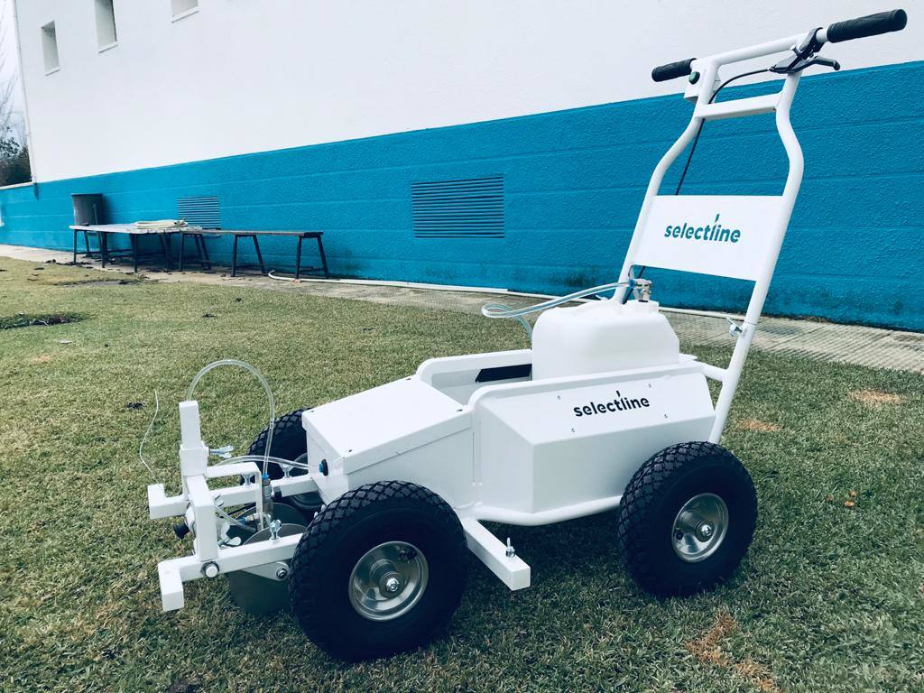 Nueva máquina para pintar el césped en el Estadio Municipal 