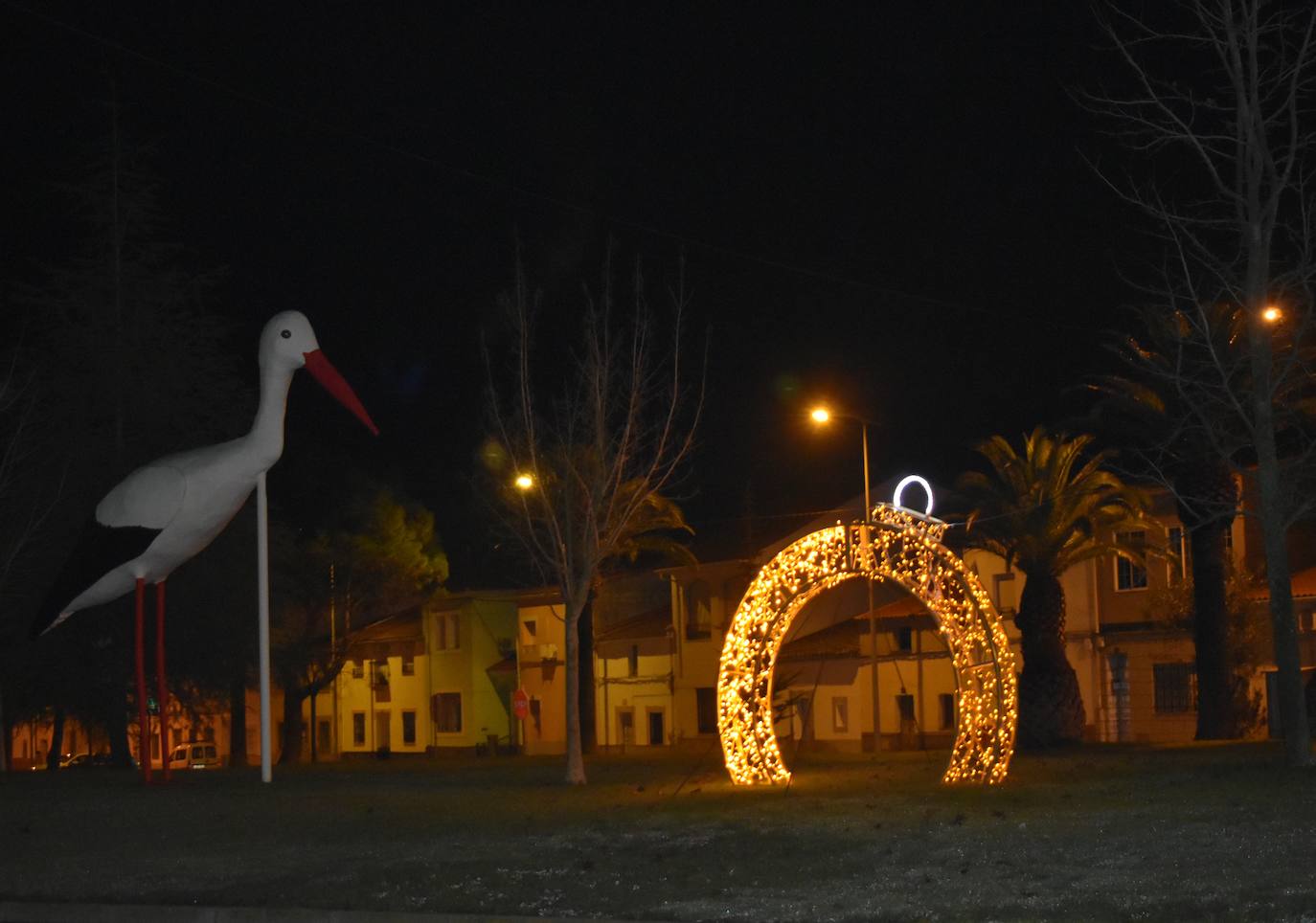 Durante estas fechas Miajadas alumbra sus calles con la esperanza de la Navidad. Aunque el frío y la situación sanitaria cohíben un poco, lo cierto es que tanto miajadeños como visitantes disfrutan del alumbrado navideño en un año difícil y unas festividades que se presentan cuanto menos raras. Sin embargo, las luces navideñas siempre dan un toque especial, y pasear contemplándolas es una tradición, de las pocas que la Covid-19 no nos ha podido arrebatar. 