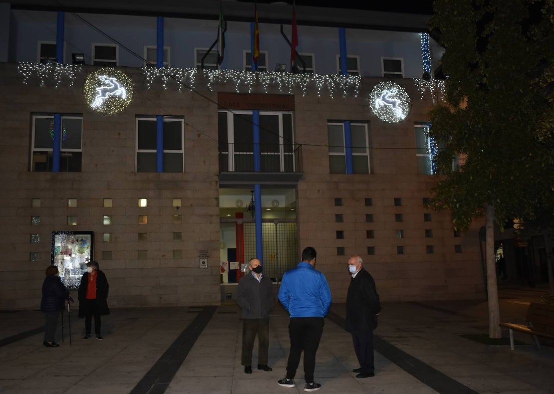 Durante estas fechas Miajadas alumbra sus calles con la esperanza de la Navidad. Aunque el frío y la situación sanitaria cohíben un poco, lo cierto es que tanto miajadeños como visitantes disfrutan del alumbrado navideño en un año difícil y unas festividades que se presentan cuanto menos raras. Sin embargo, las luces navideñas siempre dan un toque especial, y pasear contemplándolas es una tradición, de las pocas que la Covid-19 no nos ha podido arrebatar. 