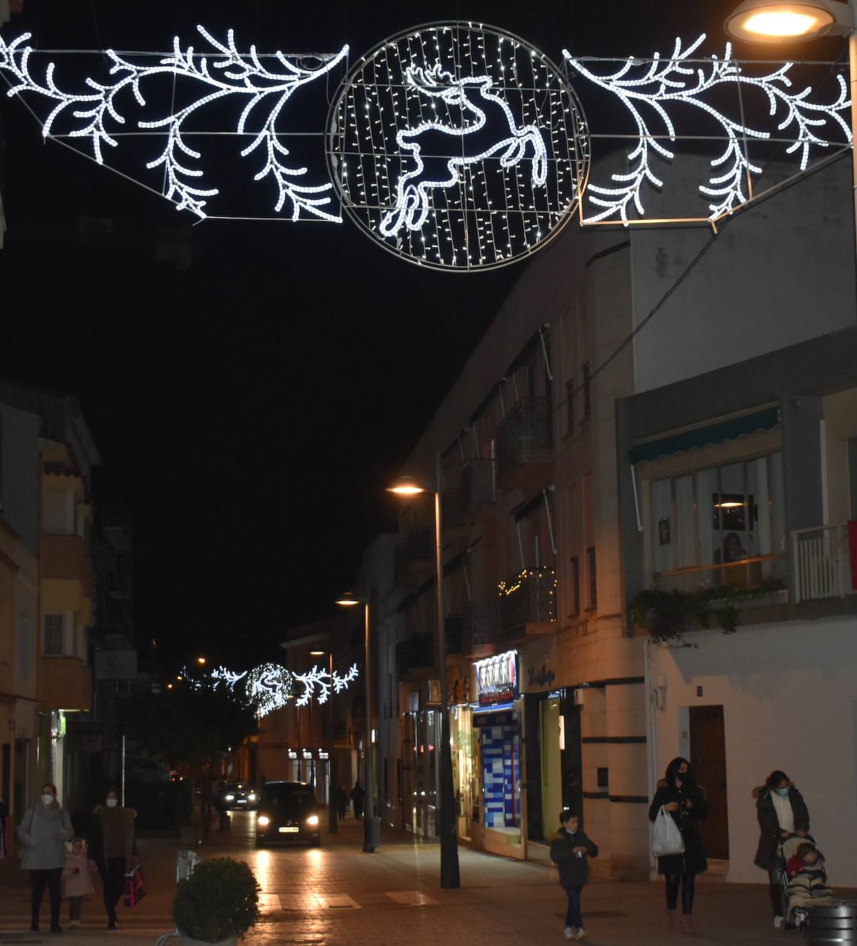 Durante estas fechas Miajadas alumbra sus calles con la esperanza de la Navidad. Aunque el frío y la situación sanitaria cohíben un poco, lo cierto es que tanto miajadeños como visitantes disfrutan del alumbrado navideño en un año difícil y unas festividades que se presentan cuanto menos raras. Sin embargo, las luces navideñas siempre dan un toque especial, y pasear contemplándolas es una tradición, de las pocas que la Covid-19 no nos ha podido arrebatar. 