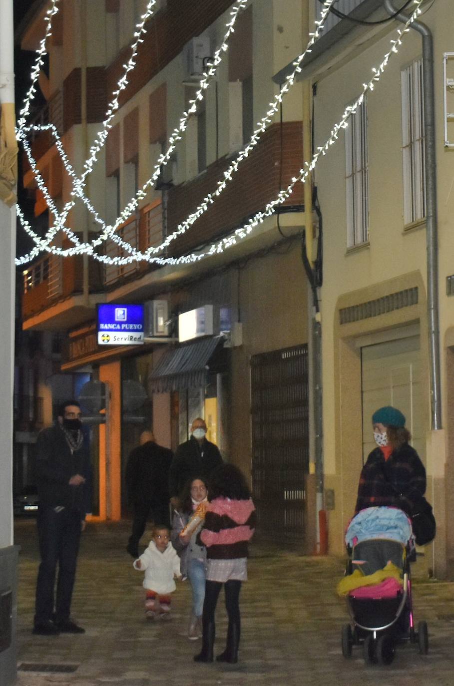 Durante estas fechas Miajadas alumbra sus calles con la esperanza de la Navidad. Aunque el frío y la situación sanitaria cohíben un poco, lo cierto es que tanto miajadeños como visitantes disfrutan del alumbrado navideño en un año difícil y unas festividades que se presentan cuanto menos raras. Sin embargo, las luces navideñas siempre dan un toque especial, y pasear contemplándolas es una tradición, de las pocas que la Covid-19 no nos ha podido arrebatar. 