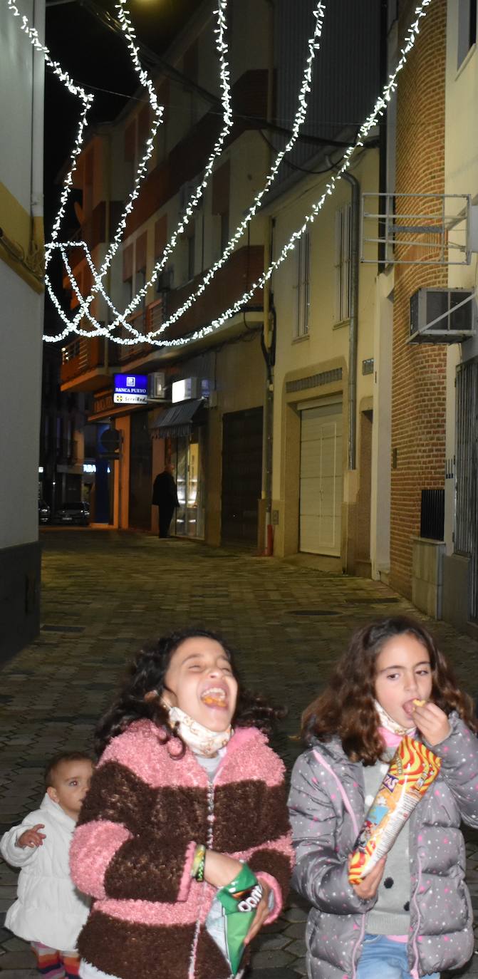 Durante estas fechas Miajadas alumbra sus calles con la esperanza de la Navidad. Aunque el frío y la situación sanitaria cohíben un poco, lo cierto es que tanto miajadeños como visitantes disfrutan del alumbrado navideño en un año difícil y unas festividades que se presentan cuanto menos raras. Sin embargo, las luces navideñas siempre dan un toque especial, y pasear contemplándolas es una tradición, de las pocas que la Covid-19 no nos ha podido arrebatar. 