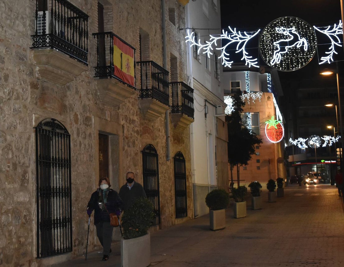 Durante estas fechas Miajadas alumbra sus calles con la esperanza de la Navidad. Aunque el frío y la situación sanitaria cohíben un poco, lo cierto es que tanto miajadeños como visitantes disfrutan del alumbrado navideño en un año difícil y unas festividades que se presentan cuanto menos raras. Sin embargo, las luces navideñas siempre dan un toque especial, y pasear contemplándolas es una tradición, de las pocas que la Covid-19 no nos ha podido arrebatar. 