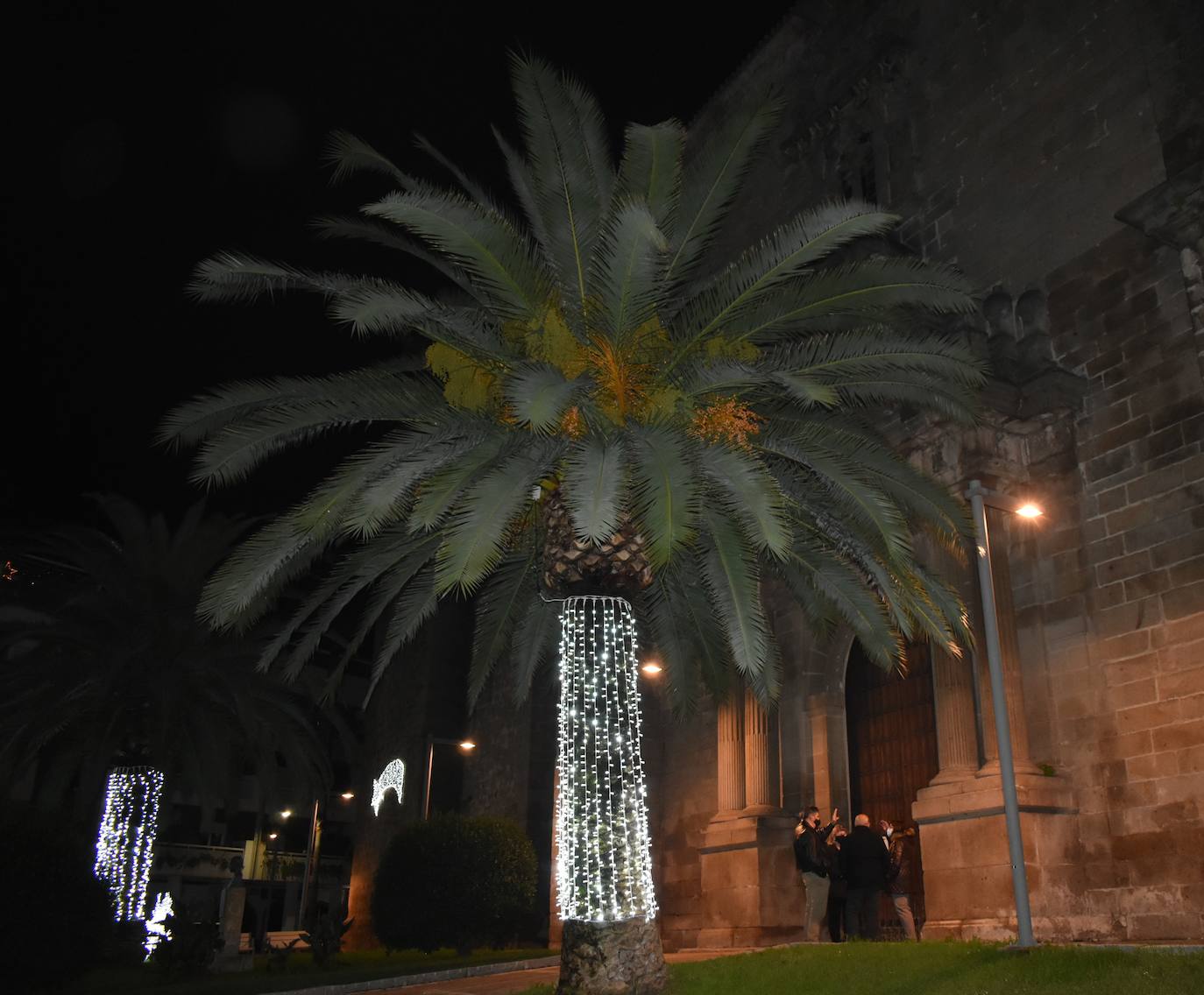 Durante estas fechas Miajadas alumbra sus calles con la esperanza de la Navidad. Aunque el frío y la situación sanitaria cohíben un poco, lo cierto es que tanto miajadeños como visitantes disfrutan del alumbrado navideño en un año difícil y unas festividades que se presentan cuanto menos raras. Sin embargo, las luces navideñas siempre dan un toque especial, y pasear contemplándolas es una tradición, de las pocas que la Covid-19 no nos ha podido arrebatar. 