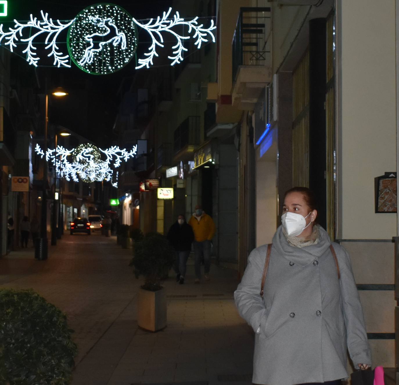 Durante estas fechas Miajadas alumbra sus calles con la esperanza de la Navidad. Aunque el frío y la situación sanitaria cohíben un poco, lo cierto es que tanto miajadeños como visitantes disfrutan del alumbrado navideño en un año difícil y unas festividades que se presentan cuanto menos raras. Sin embargo, las luces navideñas siempre dan un toque especial, y pasear contemplándolas es una tradición, de las pocas que la Covid-19 no nos ha podido arrebatar. 