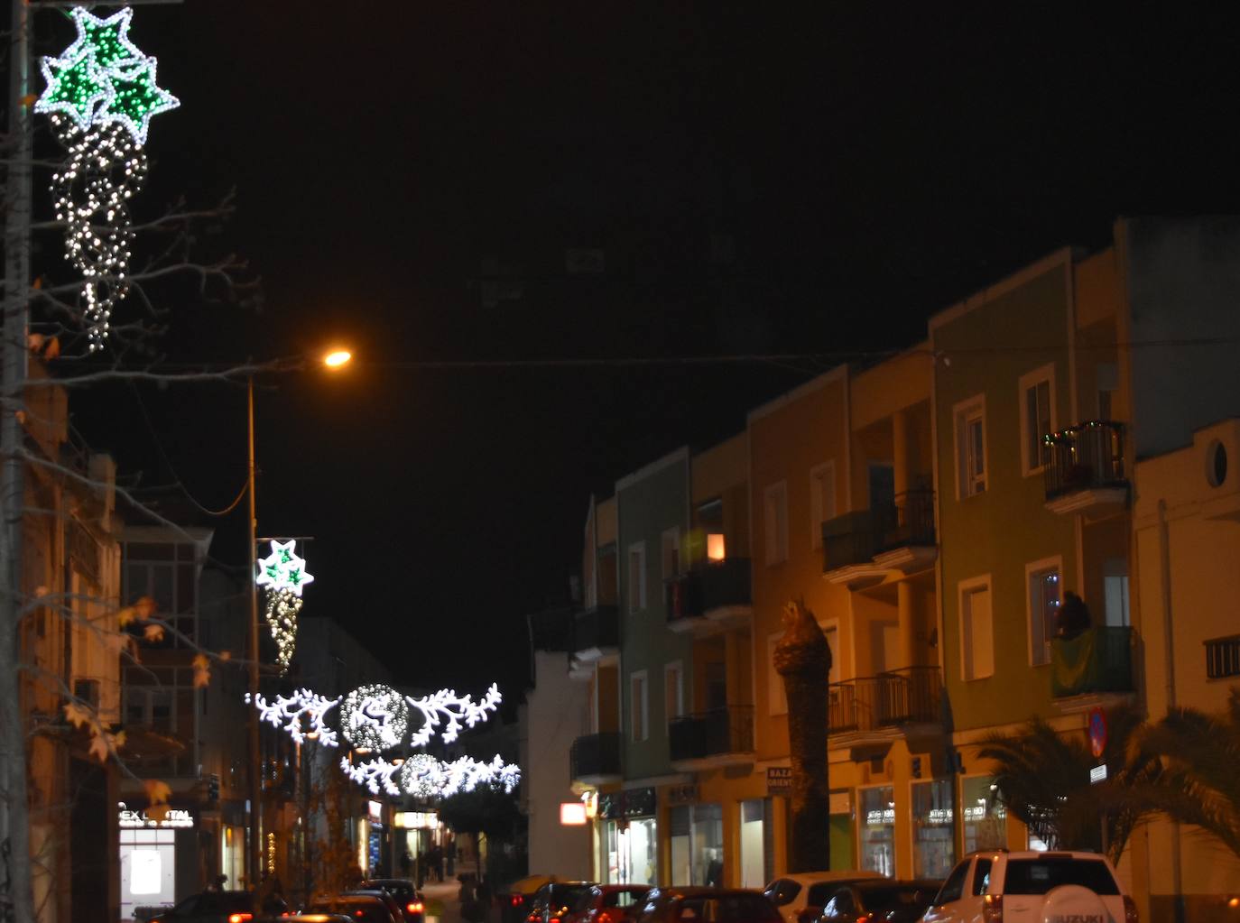 Durante estas fechas Miajadas alumbra sus calles con la esperanza de la Navidad. Aunque el frío y la situación sanitaria cohíben un poco, lo cierto es que tanto miajadeños como visitantes disfrutan del alumbrado navideño en un año difícil y unas festividades que se presentan cuanto menos raras. Sin embargo, las luces navideñas siempre dan un toque especial, y pasear contemplándolas es una tradición, de las pocas que la Covid-19 no nos ha podido arrebatar. 