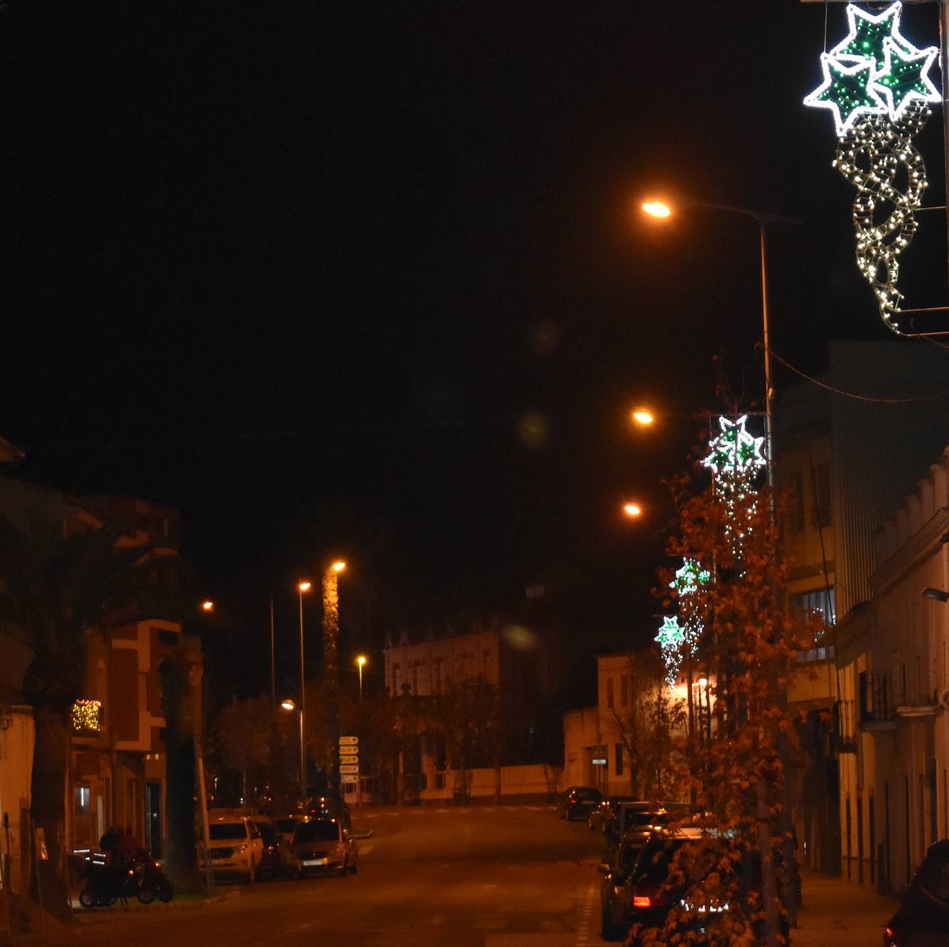 Durante estas fechas Miajadas alumbra sus calles con la esperanza de la Navidad. Aunque el frío y la situación sanitaria cohíben un poco, lo cierto es que tanto miajadeños como visitantes disfrutan del alumbrado navideño en un año difícil y unas festividades que se presentan cuanto menos raras. Sin embargo, las luces navideñas siempre dan un toque especial, y pasear contemplándolas es una tradición, de las pocas que la Covid-19 no nos ha podido arrebatar. 